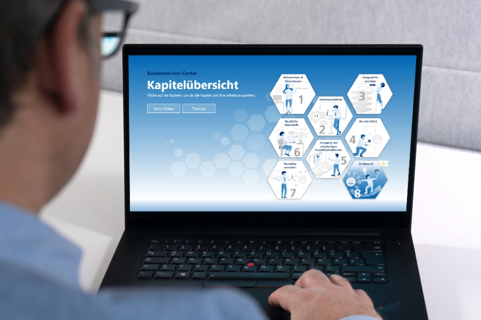 Mann schaut das E-Learning Onboarding KSC auf dem Laptop an.